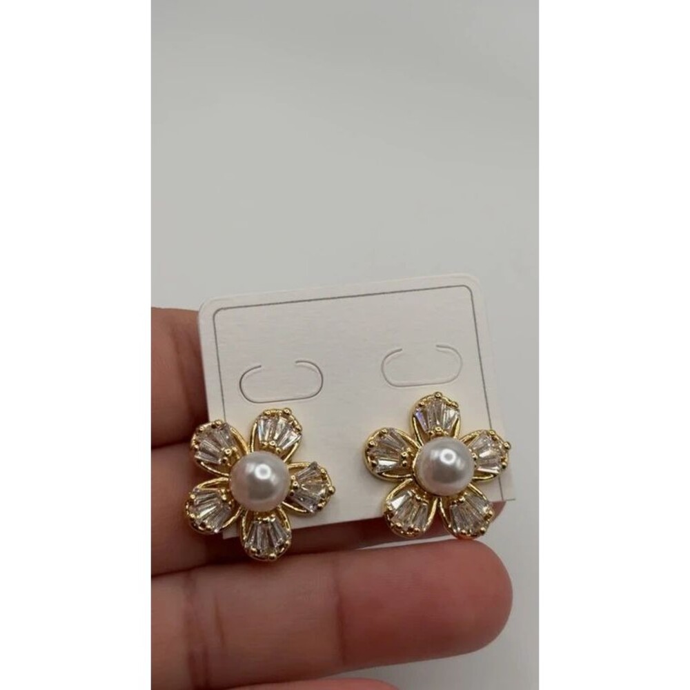 Arete de flor chapado en oro